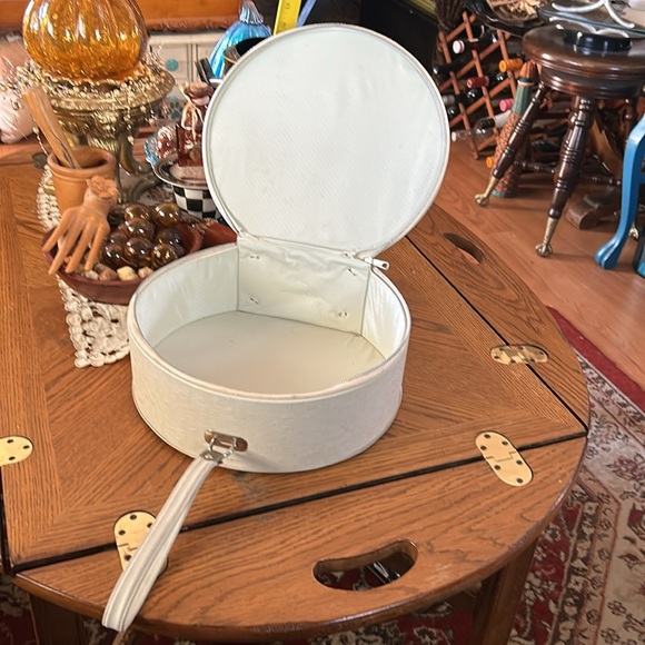 Vintage 60’s Round Train Case - Picture 9 of 14